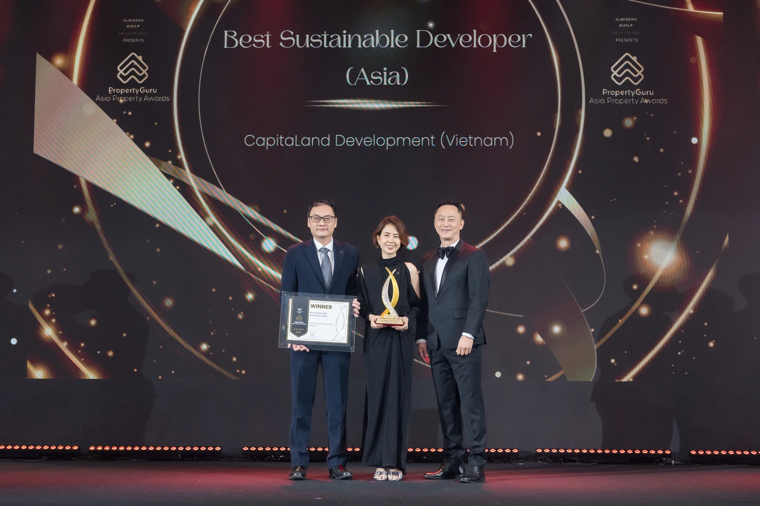 Đội ngũ CLD Việt Nam cùng cúp và chứng nhận Best Sustainable Developer Asia trên sân khấu APA 2025